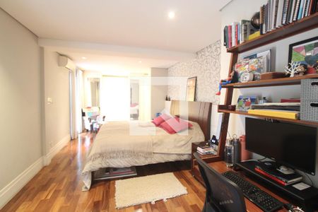 Suíte 1 de casa de condomínio à venda com 3 quartos, 270m² em Vila Sofia, São Paulo