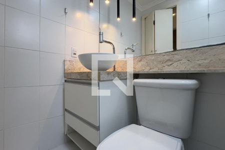 Banheiro de apartamento para alugar com 2 quartos, 58m² em Jardim Flor da Montanha, Guarulhos