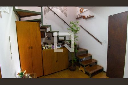 Escada de casa para alugar com 4 quartos, 70m² em Santa Rosa, Niterói
