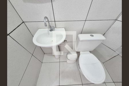 Banheiro de casa para alugar com 1 quarto, 50m² em Vila Carmosina, São Paulo