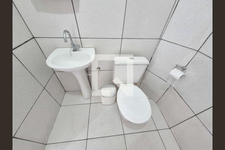 Banheiro Social de casa para alugar com 1 quarto, 50m² em Vila Carmosina, São Paulo