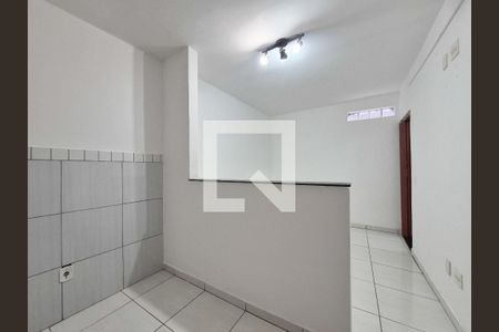 Cozinha de casa para alugar com 1 quarto, 50m² em Vila Carmosina, São Paulo