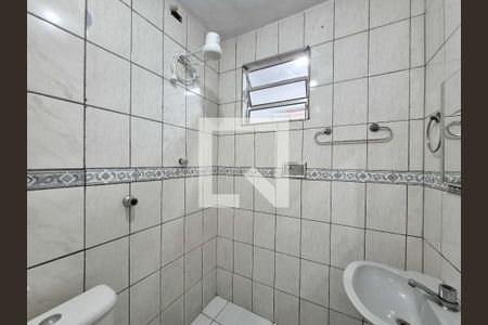 Banheiro 2 de casa à venda com 4 quartos, 125m² em Vila Carmosina, São Paulo