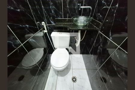 Banheiro da Suíte de casa à venda com 4 quartos, 125m² em Vila Carmosina, São Paulo