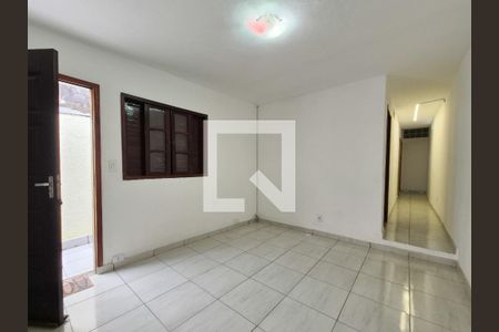 Sala de casa à venda com 4 quartos, 125m² em Vila Carmosina, São Paulo