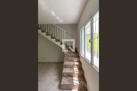 Escada de casa de condomínio para alugar com 2 quartos, 64m² em Parque Boturussu, São Paulo