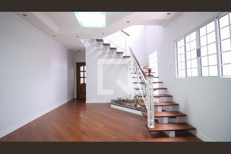 Casa à venda com 3 quartos, 227m² em Vila Ema, São Paulo