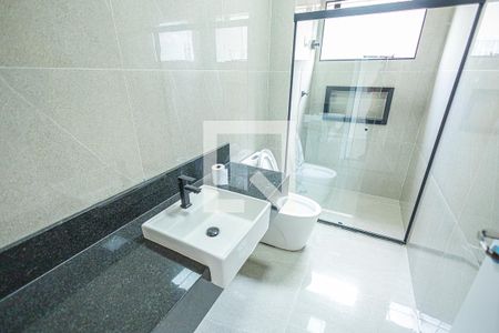 banheiro de casa para alugar com 4 quartos, 255m² em Heliópolis, Belo Horizonte