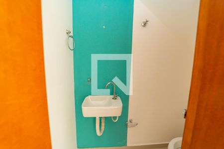 Lavabo de casa de condomínio para alugar com 2 quartos, 60m² em Vila Paranagua, São Paulo