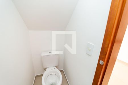 Lavabo de casa de condomínio para alugar com 2 quartos, 60m² em Vila Paranagua, São Paulo