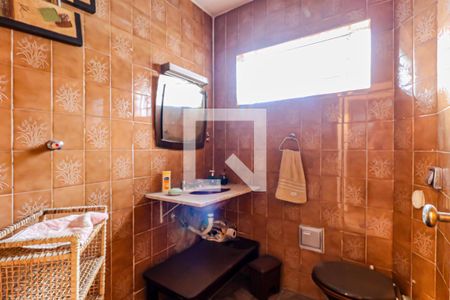 Banheiro social de casa à venda com 2 quartos, 165m² em Parque Continental, São Paulo