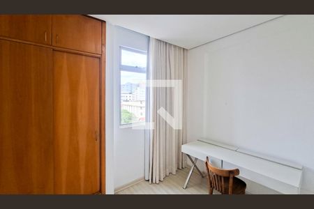 Quarto 2 de apartamento para alugar com 2 quartos, 60m² em Santo Antônio, Belo Horizonte