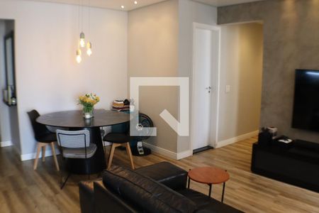 Sala de apartamento à venda com 2 quartos, 74m² em Jardim Tupanci, Barueri
