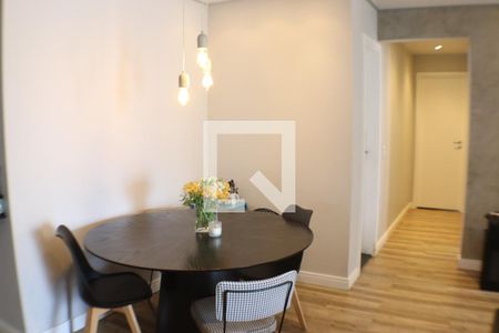 Sala de apartamento à venda com 2 quartos, 74m² em Jardim Tupanci, Barueri