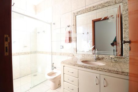 Banheiro Social de casa para alugar com 4 quartos, 240m² em Jardim Karaíba, Uberlândia