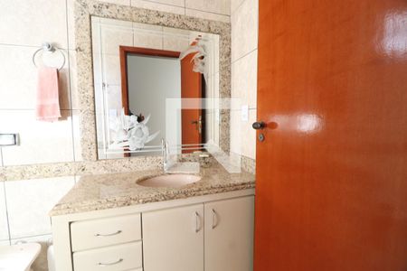 Banheiro Social de casa para alugar com 4 quartos, 240m² em Jardim Karaíba, Uberlândia