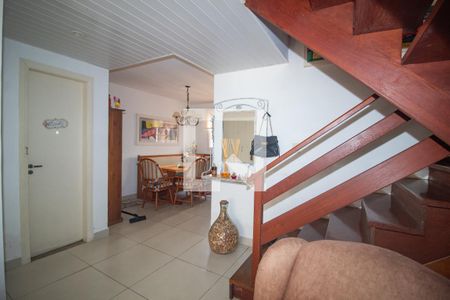 corredor de casa de condomínio para alugar com 3 quartos, 180m² em Guarujá, Porto Alegre