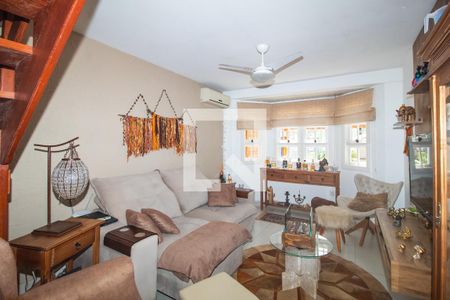 Sala de casa de condomínio para alugar com 3 quartos, 180m² em Guarujá, Porto Alegre