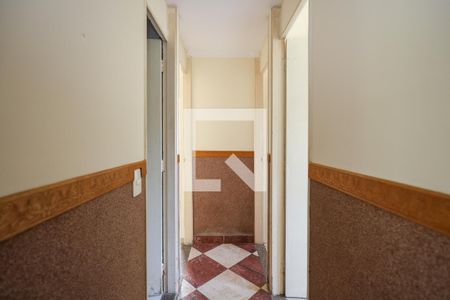 Corredor de apartamento para alugar com 3 quartos, 51m² em Conjunto Promorar Raposo Tavares, São Paulo