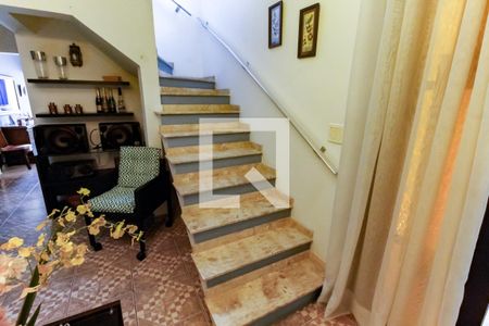 Escada acesso quartos de casa para alugar com 3 quartos, 105m² em Parque Reboucas, São Paulo