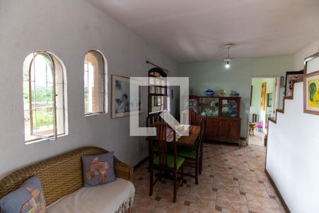 Sala de casa à venda com 2 quartos, 244m² em Sapê, Niterói