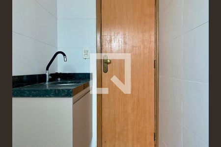 Lavabo de casa de condomínio para alugar com 2 quartos, 103m² em Tupi, Praia Grande
