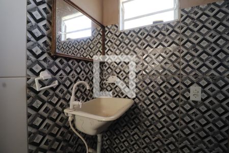 Banheiro Social de kitnet/studio para alugar com 1 quarto, 18m² em Martins, Uberlândia