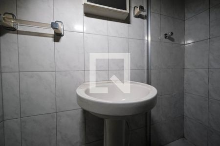 Banheiro de casa para alugar com 2 quartos, 52m² em Burgo Paulista, São Paulo