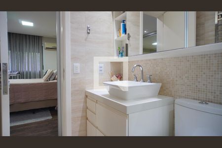 Banheiro suite  de casa de condomínio à venda com 3 quartos, 218m² em Teresópolis, Porto Alegre