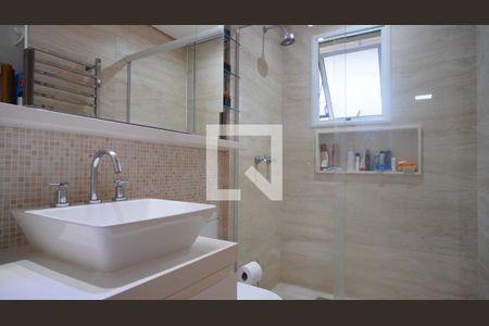 Banheiro suite  de casa de condomínio à venda com 3 quartos, 218m² em Teresópolis, Porto Alegre