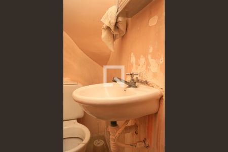 Lavabo de casa para alugar com 4 quartos, 70m² em Parque Pinheiros, Taboão da Serra