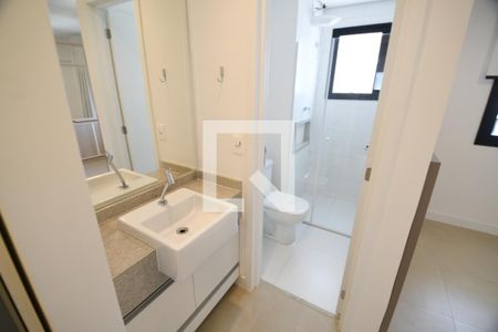 Banheiro de kitnet/studio para alugar com 1 quarto, 46m² em Centro, Campinas