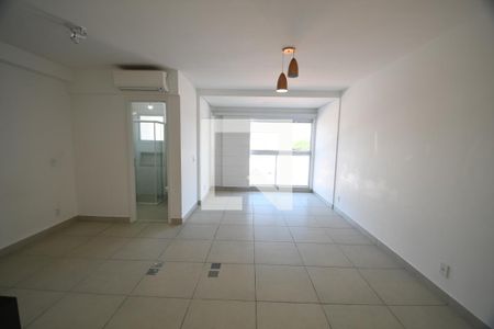 Quarto / Sala de kitnet/studio para alugar com 1 quarto, 43m² em Centro, Campinas