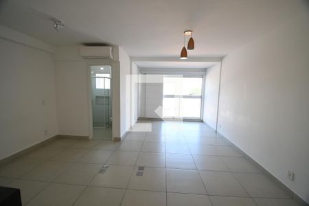 Quarto / Sala de kitnet/studio para alugar com 1 quarto, 43m² em Centro, Campinas