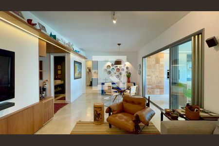 Sala de TV de apartamento à venda com 3 quartos, 149m² em Vila Madalena, São Paulo