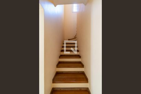 Escada de casa à venda com 2 quartos, 217m² em Jardim Oriental, São Paulo