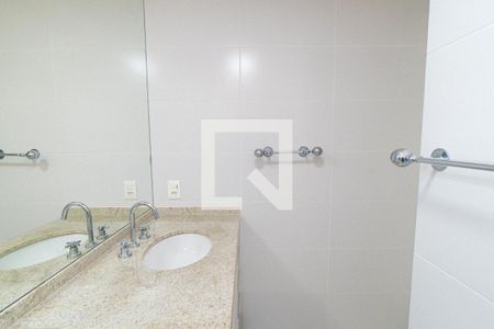 Banheiro da Suíte de apartamento para alugar com 2 quartos, 65m² em Vila Alexandria, São Paulo