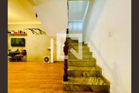 Escada para quartos  de casa à venda com 4 quartos, 211m² em Jardim Paraventi, Guarulhos