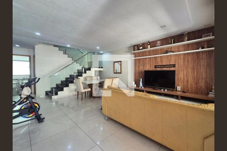Sala  de casa de condomínio à venda com 4 quartos, 200m² em Jacarepaguá, Rio de Janeiro