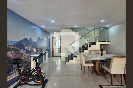 Sala  de casa de condomínio à venda com 4 quartos, 200m² em Jacarepaguá, Rio de Janeiro