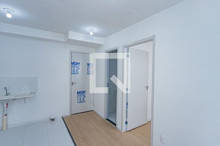 Sala, cozinha e área de serviço de apartamento para alugar com 2 quartos, 32m² em Vila Pereira Cerca, São Paulo