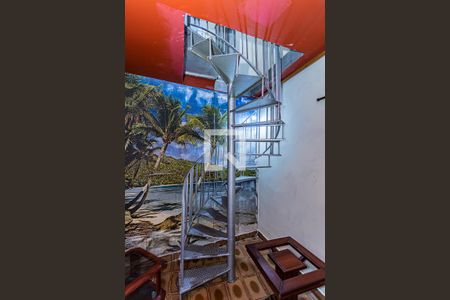 Escada de casa para alugar com 3 quartos, 200m² em Parque Itaberaba, São Paulo