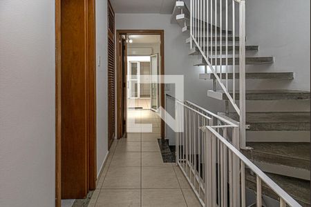 corredor para os cômodos do piso 2_1 de casa de condomínio para alugar com 4 quartos, 191m² em Vila Moraes, São Paulo