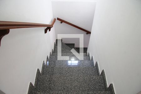 Escada  de casa para alugar com 3 quartos, 138m² em Vila Rosalia, Guarulhos