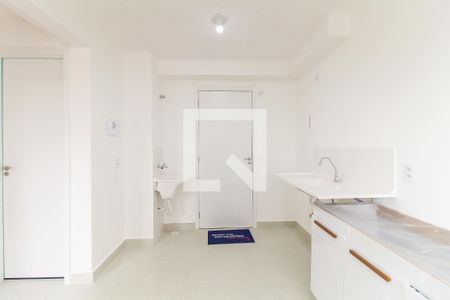 Sala/Cozinha de apartamento para alugar com 2 quartos, 32m² em Vila Carmosina, São Paulo