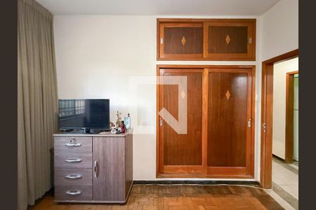 Quarto 2 de casa à venda com 3 quartos, 400m² em Sagrada Família, Belo Horizonte