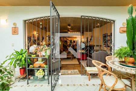 Casa à venda com 4 quartos, 345m² em Vila Madalena, São Paulo