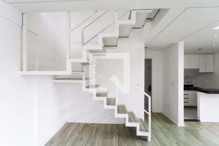 Escada de apartamento à venda com 1 quarto, 86m² em Vila Suzana, São Paulo