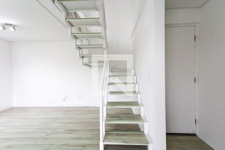 Escada de apartamento à venda com 1 quarto, 86m² em Vila Suzana, São Paulo