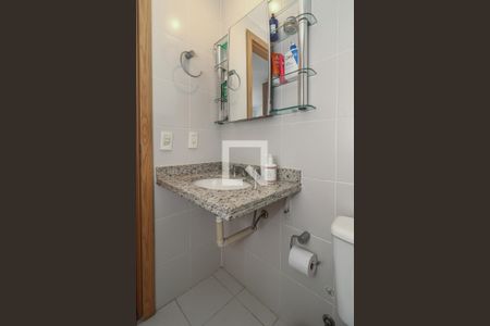 Banheiro da Suíte de apartamento para alugar com 2 quartos, 64m² em Passo D’areia, Porto Alegre